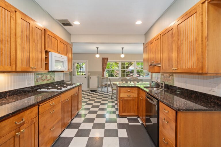 660 SW Evans St, Portland, OR 97219, photo 2