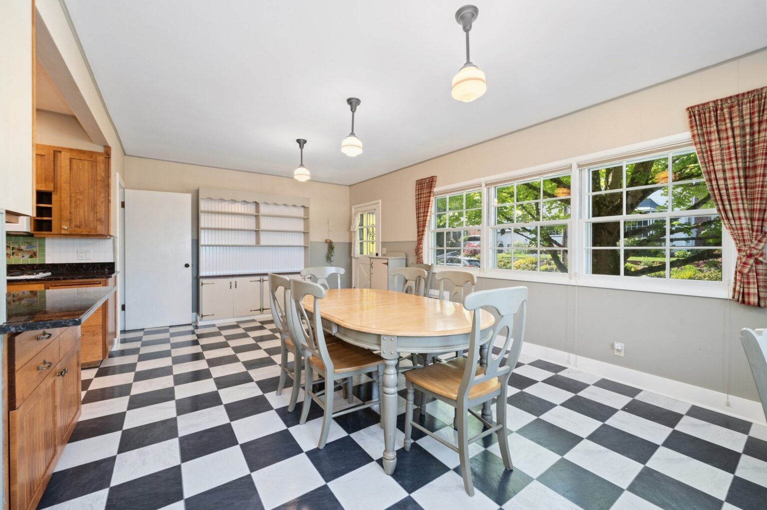 660 SW Evans St, Portland, OR 97219, photo 3